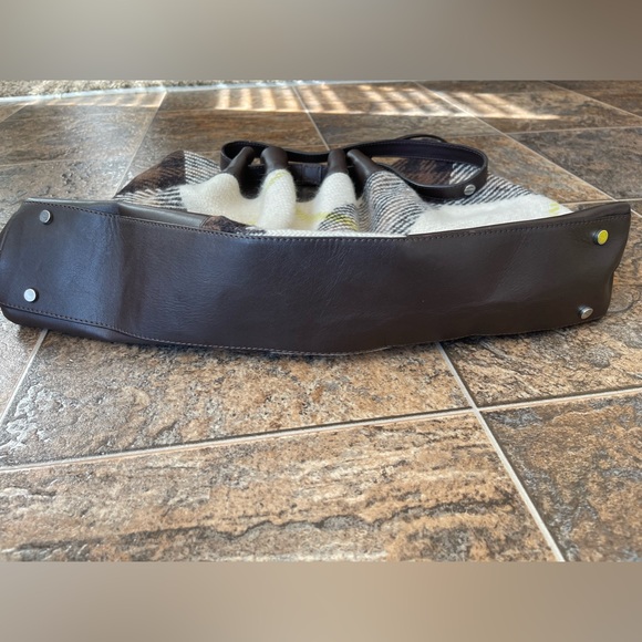 Authenticated Burberry London Leather Trimmed Large Wool Tote - Picture 3 of 8